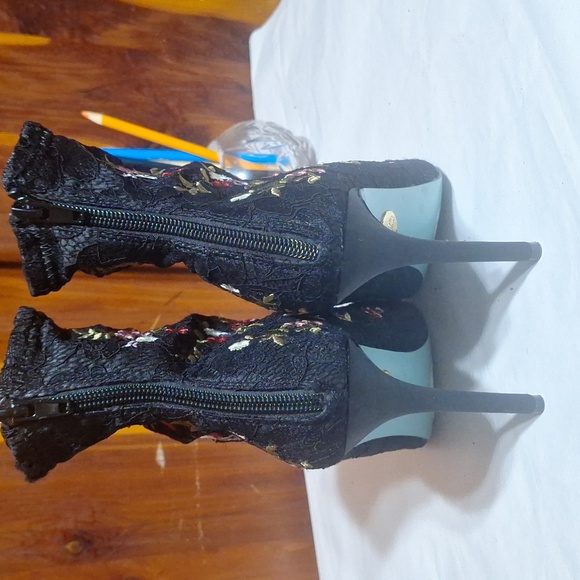 Besty Johnson Ankle Boots - Picture 5 of 15